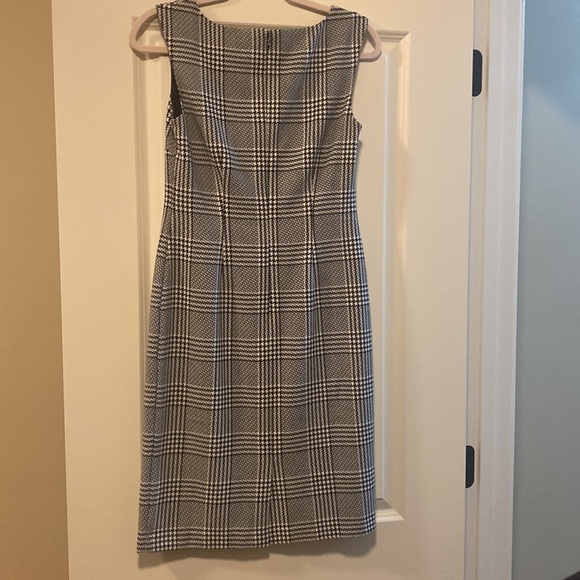 Ann Taylor Factory black and white sleeveless dress in size 0. - Picture 4 of 8